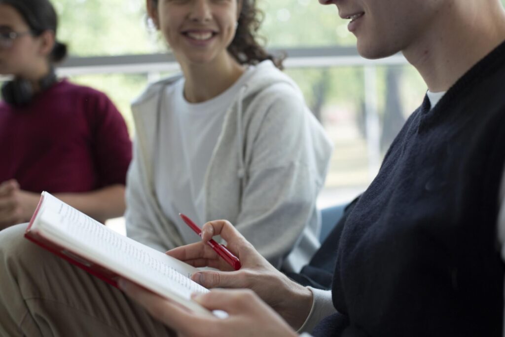 留学生が勉強をしている様子